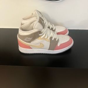 Jordan mids size 4Y/W 5.5